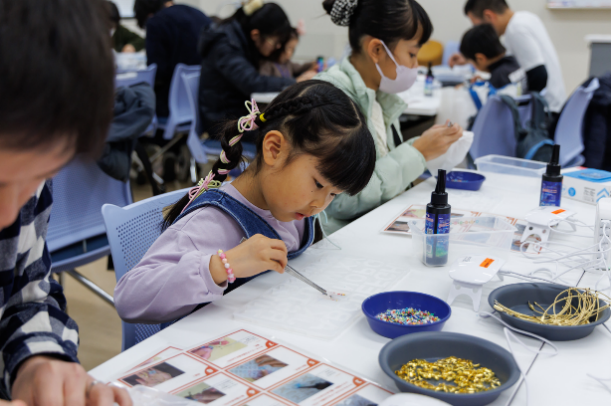 マイクロプラスチックアクセサリーづくり（かながわ海岸美化財団）