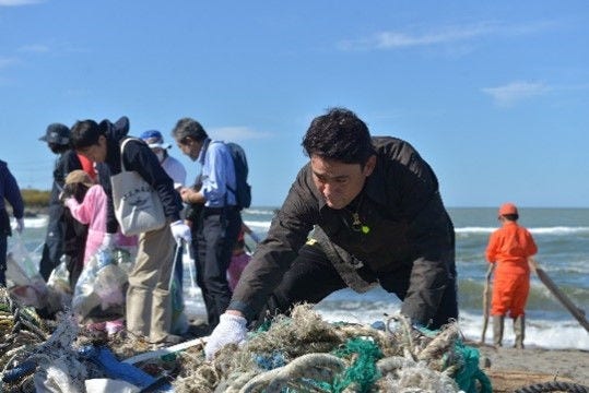 ゴミを回収する野口健さん