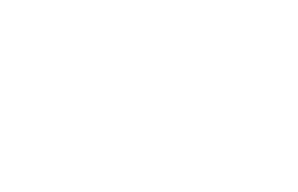 山道の散策中、木漏れ日を浴びながら一息ついている時